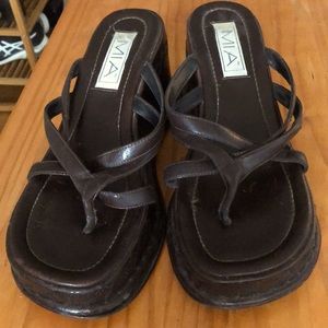 MIA Y2K platform sandals!!! Designs on heel!! So fun!